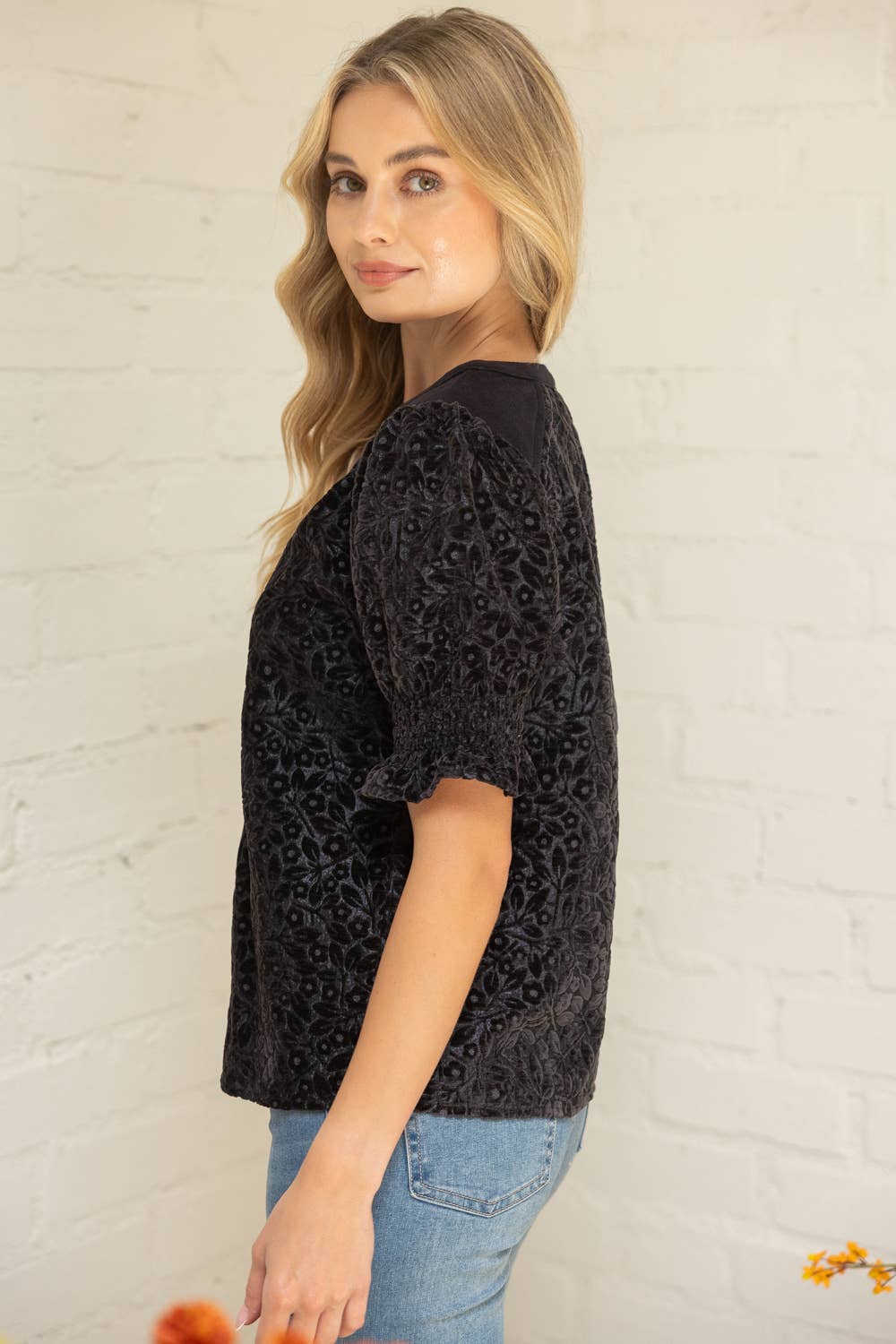 Blk Velvet Smocked Short Puff Sleeve Top