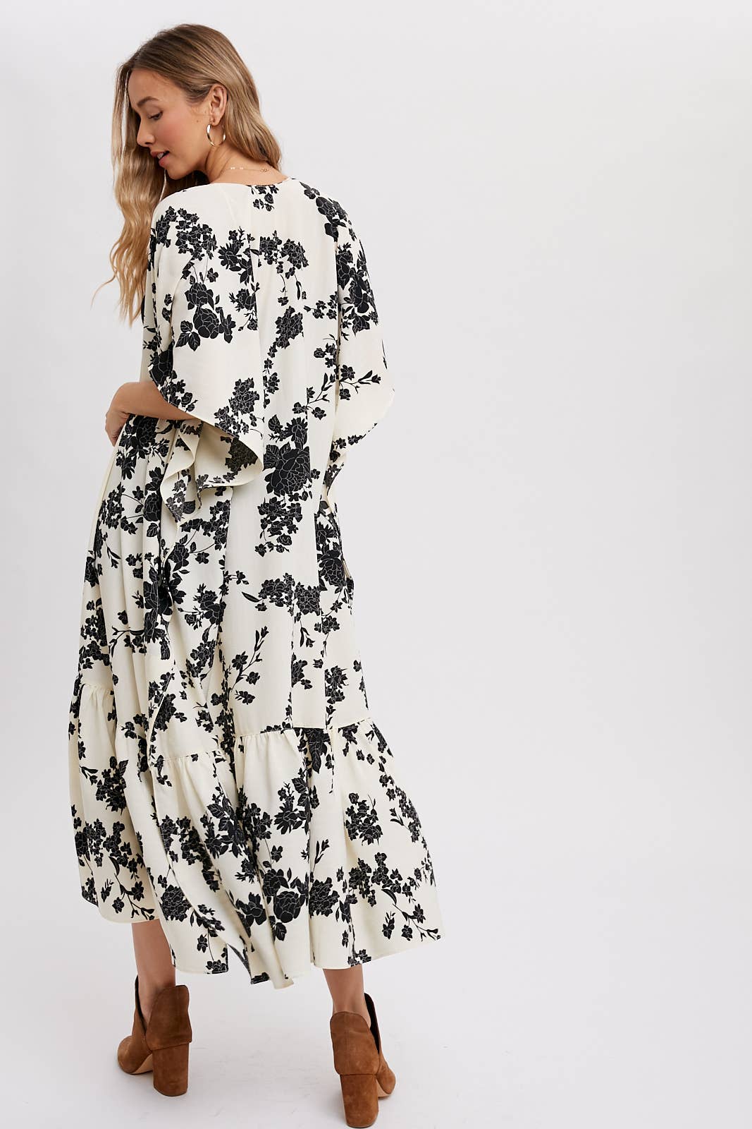 FLORAL BLK AND WHITE KIMONO