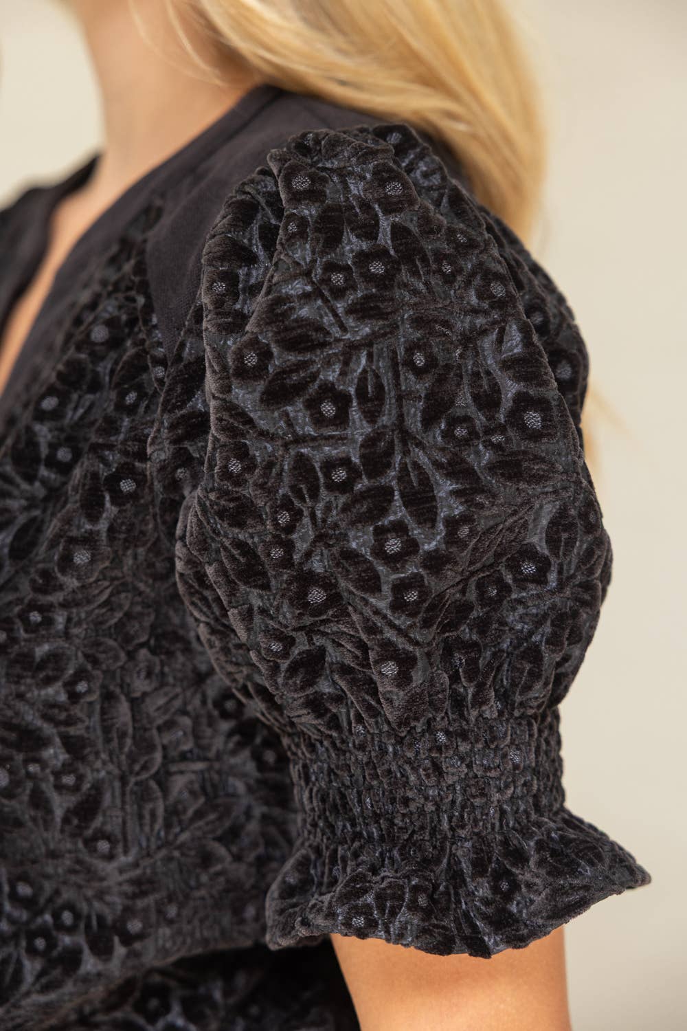 Blk Velvet Smocked Short Puff Sleeve Top