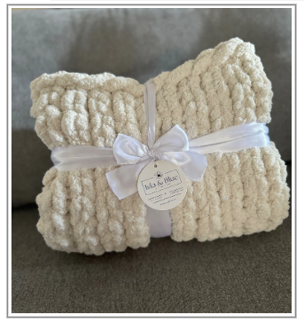 Isla & Blue Chunky Knit Blanket