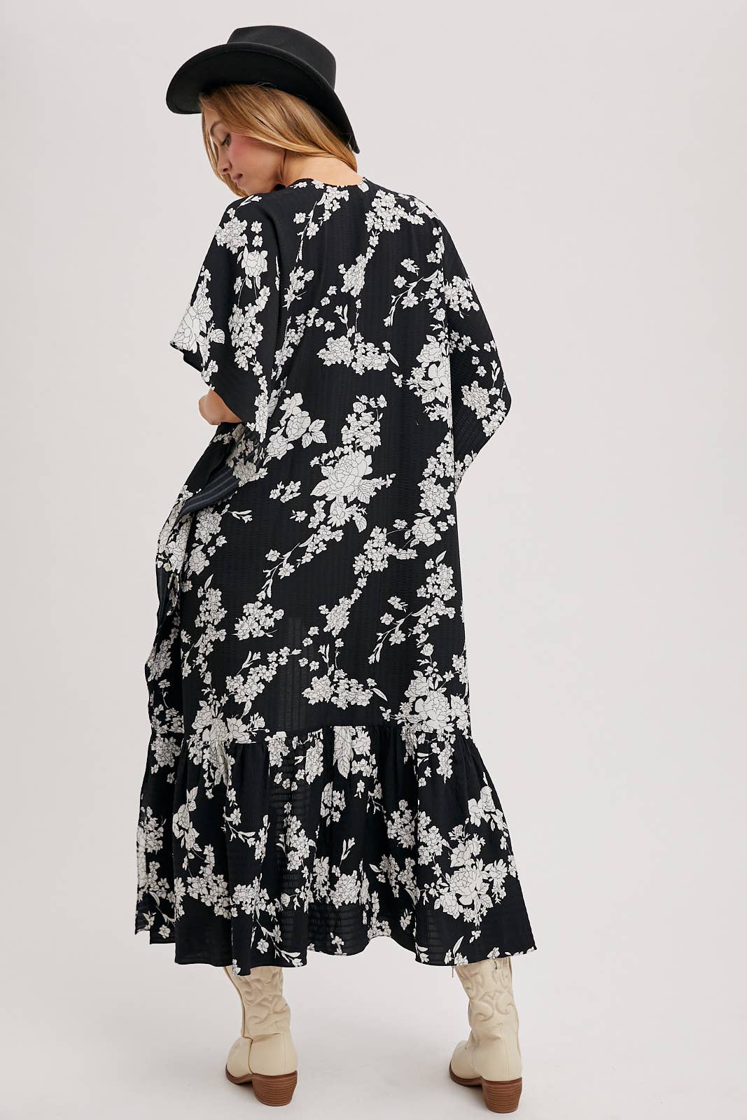 FLORAL BLK AND WHITE KIMONO