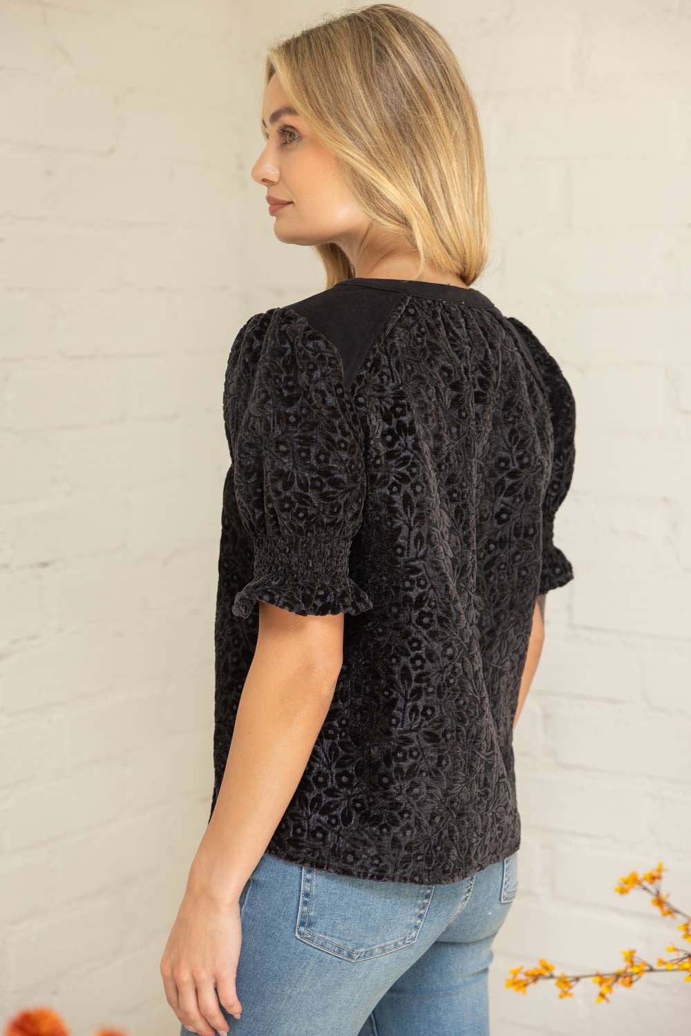 Blk Velvet Smocked Short Puff Sleeve Top