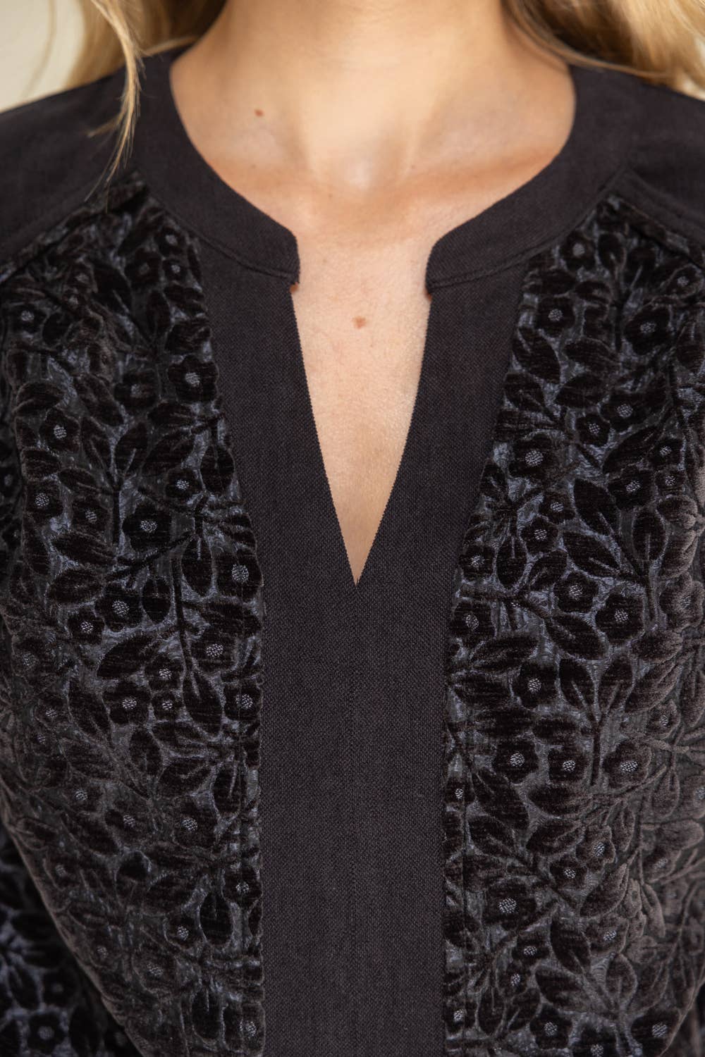 Blk Velvet Smocked Short Puff Sleeve Top